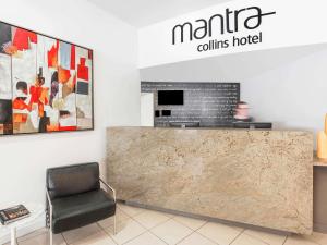 Televiisor ja/või meelelahutuskeskus majutusasutuses Mantra Collins Hotel