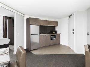 Köök või kööginurk majutusasutuses Mantra Collins Hotel