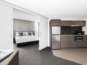 Köök või kööginurk majutusasutuses Mantra Collins Hotel