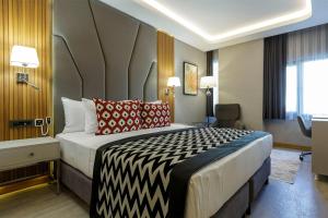 Cama ou camas em um quarto em Ramada Encore by Wyndham Istanbul Sisli