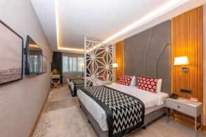 Cama ou camas em um quarto em Ramada Encore by Wyndham Istanbul Sisli