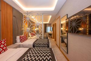 Uma área de estar em Ramada Encore by Wyndham Istanbul Sisli