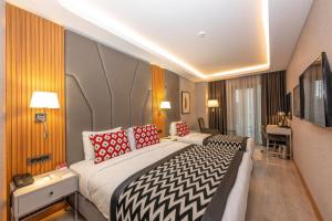 Cama ou camas em um quarto em Ramada Encore by Wyndham Istanbul Sisli