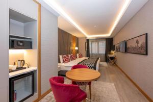 A cozinha ou cozinha compacta de Ramada Encore by Wyndham Istanbul Sisli