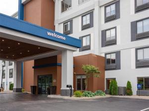 a building with a welcome sign in front of it at Hampton Inn Norton, Va in Norton