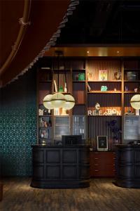 A área de bar ou lounge em Me and All Hotel Flims, by Hyatt