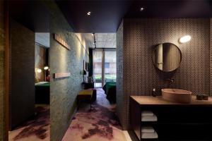 Uma casa de banho em Me and All Hotel Flims, by Hyatt
