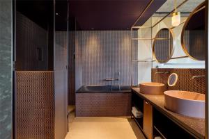Uma casa de banho em Me and All Hotel Flims, by Hyatt