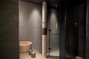 Uma casa de banho em Me and All Hotel Flims, by Hyatt