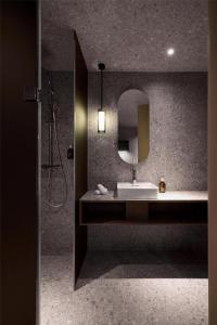 Uma casa de banho em Me and All Hotel Flims, by Hyatt