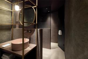 Uma casa de banho em Me and All Hotel Flims, by Hyatt