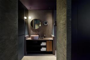 Uma casa de banho em Me and All Hotel Flims, by Hyatt