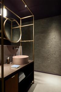 Uma casa de banho em Me and All Hotel Flims, by Hyatt