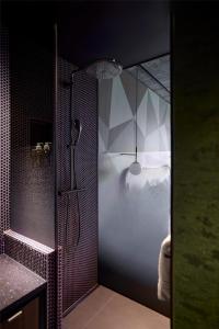 Uma casa de banho em Me and All Hotel Flims, by Hyatt