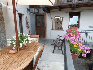A balcony or terrace at Medieval Hamlet Malpertus