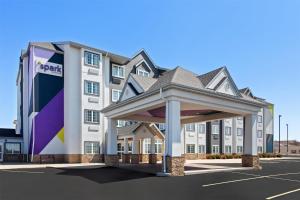 Una representación de un hotel con un gran edificio. en Spark by Hilton Rochester South, en Rochester