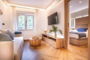 un salon avec un canapé et un lit dans l'établissement Modern Apartment with Stunning Terrace & Sea Views, à Liñero