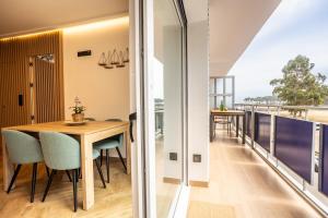 d'une salle à manger et d'un balcon avec une table et des chaises. dans l'établissement Modern Apartment with Stunning Terrace & Sea Views, à Liñero