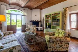 a living room with a couch and chairs and a fireplace at Tenuta di Corsano in Monteroni dʼArbia