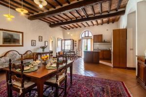 a kitchen and dining room with a table and chairs at Tenuta di Corsano in Monteroni dʼArbia