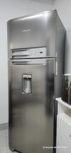 a stainless steel refrigerator in a kitchen at Casa requinte estilo Ap próx Fema Unesp in Assis