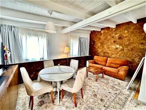 a living room with a table and a couch at Casal Santa Virginia in Sintra