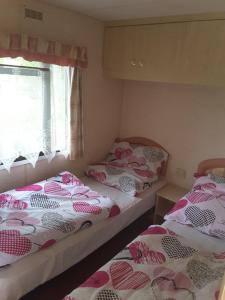 Ένα ή περισσότερα κρεβάτια σε δωμάτιο στο Tukan - Domek letniskowy