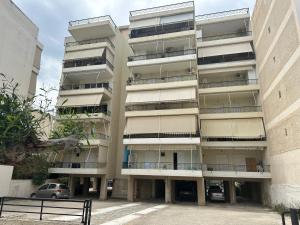 ein Apartmenthaus mit Balkon und Parkplatz in der Unterkunft Sunnyhomes Ipsilantou in Loutraki