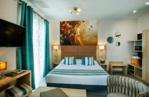 Postel nebo postele na pokoji v ubytování Hôtel et Appart Hôtel Les Flots Bleus + 37 fotografií
