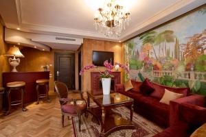 un salon avec un canapé rouge et un tableau dans l'établissement Art Palace Suites & Spa, à Casablanca