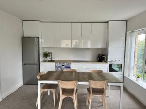 Η κουζίνα ή μικρή κουζίνα στο Central Spacious 3 Bedroom Apartment With Parking