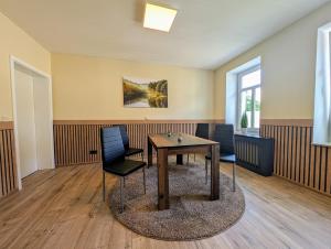 an empty room with a table and two chairs at Komfortzimmer Waldheim in Waldheim +7 photos