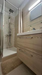 ニームにあるstudio Nimes capouchiné parking et balcon proche centreのシャワー、洗面台、浴槽を備えたバスルーム