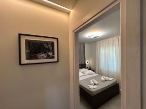 een slaapkamer met een bed en een omlijste spiegel bij Villa secrecy in Lixouri +34 foto's