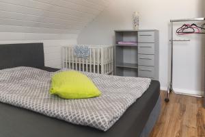 Postel nebo postele na pokoji v ubytování 100 qm DG Wohnung 《Kehr wieder》Bexbach Saarland