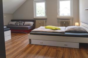 Postel nebo postele na pokoji v ubytování 100 qm DG Wohnung 《Kehr wieder》Bexbach Saarland