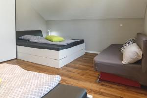 Postel nebo postele na pokoji v ubytování 100 qm DG Wohnung 《Kehr wieder》Bexbach Saarland
