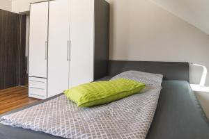 Postel nebo postele na pokoji v ubytování 100 qm DG Wohnung 《Kehr wieder》Bexbach Saarland