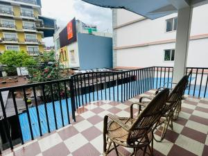 Bazén v ubytování Hotel Peace Ganga Inn nebo v jeho okolí