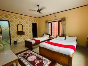 Postel nebo postele na pokoji v ubytování Hotel Peace Ganga Inn + 37 fotografií