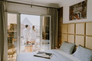 Cama ou camas em um quarto em Jimmy Pyramids Hotel