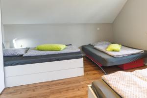 Postel nebo postele na pokoji v ubytování 100 qm DG Wohnung 《Kehr wieder》Bexbach Saarland