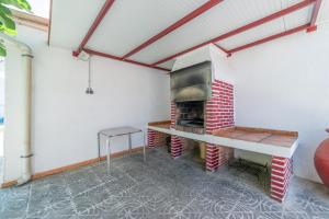 a kitchen with a brick oven in a room at El Cortijo de Palma in Villarejo de Salvanés
