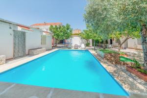 a swimming pool in the backyard of a house at El Cortijo de Palma in Villarejo de Salvanés +35 photos