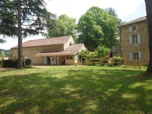 a house with a large yard in front of it at La Buissière - Gite Savane in Duravel