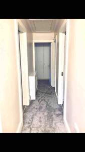 un couloir d'une pièce vide avec un couloir dans l'établissement Shangri-La Spacious Family Townhouse large free carpark, à Killarney 18 autres photos