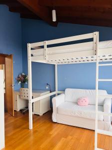 Ένα ή περισσότερα κρεβάτια σε δωμάτιο στο Asturias La Casa Azul