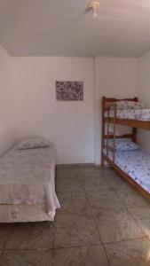 a bedroom with two bunk beds in a room at Hostel Miscelânea in Sete Lagoas