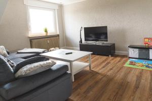 TV a/nebo společenská místnost v ubytování 100 qm DG Wohnung 《Kehr wieder》Bexbach Saarland