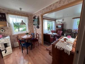 Η κουζίνα ή μικρή κουζίνα στο Snåsa Bryggehage - old-fashioned apartment with charm